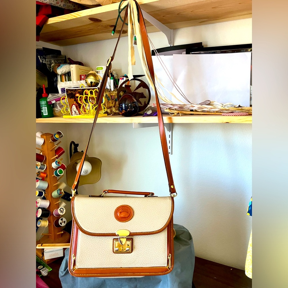 Classic Dooney & Bourke shoulder/crossbody White Leather w/ many compartments
